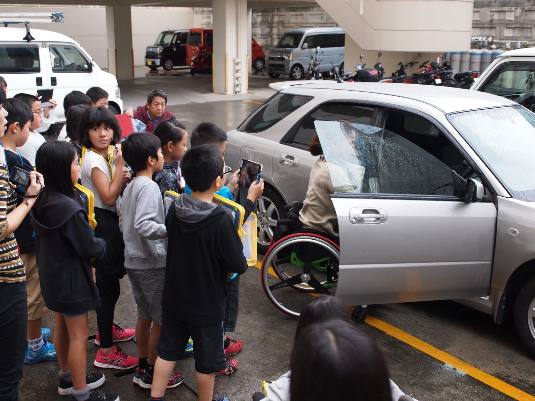 車への移動見学